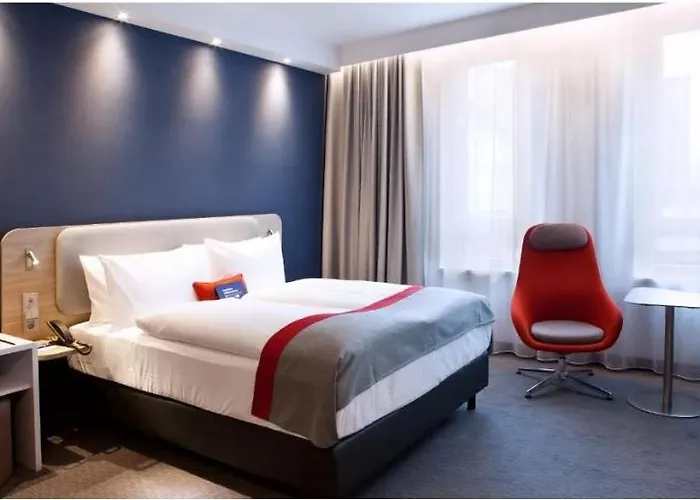 Express - By Ihg دارمشتاد