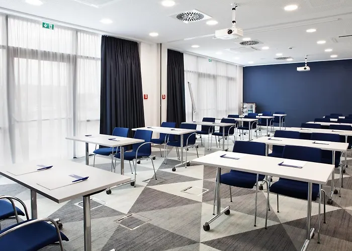 فندق Express - By Ihg دارمشتاد